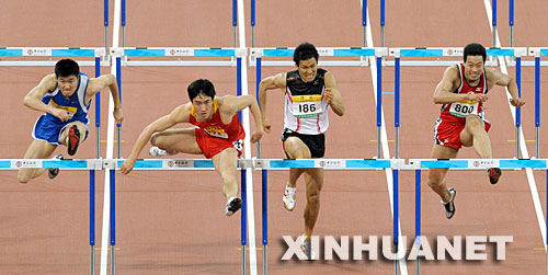 5月24日，上海选手刘翔（左二）在男子110米栏决赛中以13秒18的成绩夺得冠军。当日，“好运北京”2008中国田径公开赛在国家体育场继续进行。 新华社记者杨磊摄 