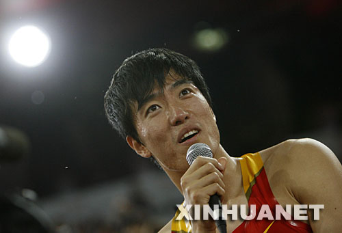 5月24日，上海选手刘翔赛后接受采访。刘翔在男子110米栏决赛中以13秒18的成绩获得金牌。当日，“好运北京”2008中国田径公开赛在国家体育场继续进行。 新华社记者廖宇杰摄 