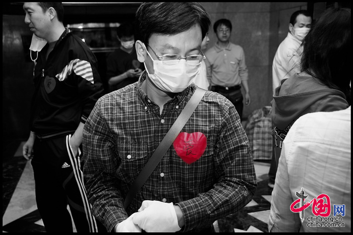 爱心涌动 汶川地震后四川驻北京办事处里忙碌的'爱'心 张旻/摄影