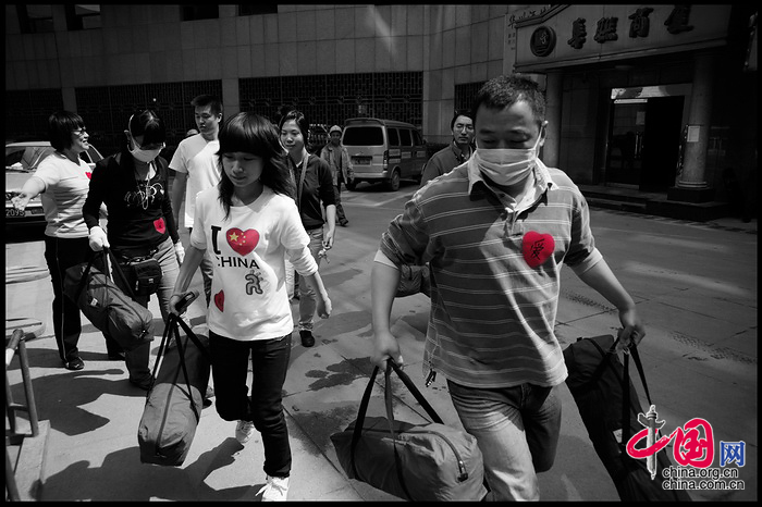 爱心涌动 汶川地震后四川驻北京办事处里忙碌的'爱'心 张旻/摄影