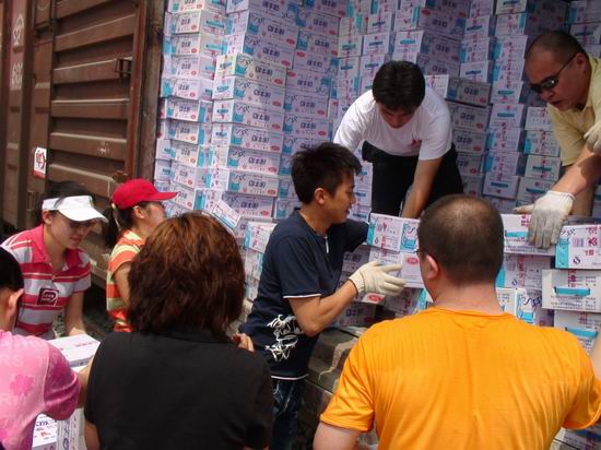 邓超与影迷加入志愿者行列为灾区专列搬运牛奶