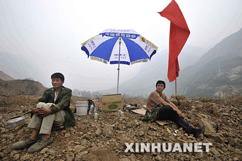 5月255月25日，北川陈家坝龙湾村两位村民在预警监测点监测险情。