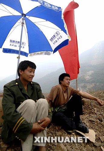 5月25日，北川陈家坝龙湾村两位村民在预警监测点监测险情。