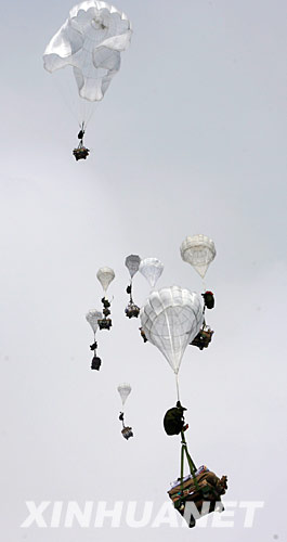 5月24日，空降兵驻豫某部向青川县的乡镇空投救援物资。