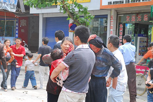 5月12日14点41分：跑到街上避震的受伤群众。董开国摄