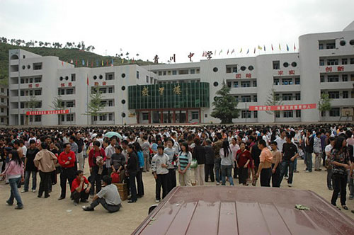 5月12日15点18分：青川中学第一时间跑到广场上的师生。彭涛摄