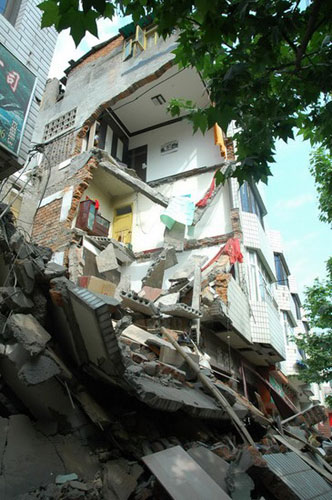 5月12日15点30分：部分垮塌的5层楼建筑。