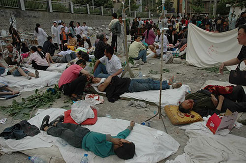 5月12日16点12分：第一个灾后医疗救助点在青川县医院广场上出现。彭涛摄