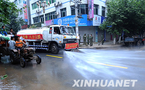 5月25日，清洁车辆在清理青川县城区震后的街道。