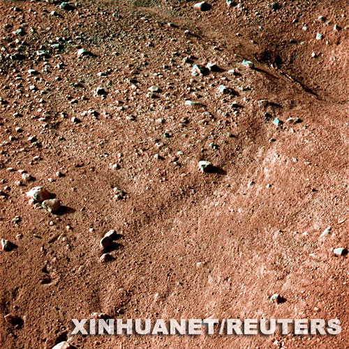 这是5月25日由美国“凤凰”号火星着陆探测器拍摄的第一批火星北极附近的彩色图片其中一张。 新华社/路透 