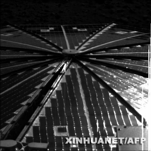 这张5月25日由美国宇航局发布的照片显示的是美国“凤凰”号火星着陆探测器的太阳能板已经展开。在经历9个多月的太空旅行后，美国“凤凰”号火星着陆探测器25日成功降落在火星北极附近区域，降落2小时后传回第一批图片。 新华社/法新 