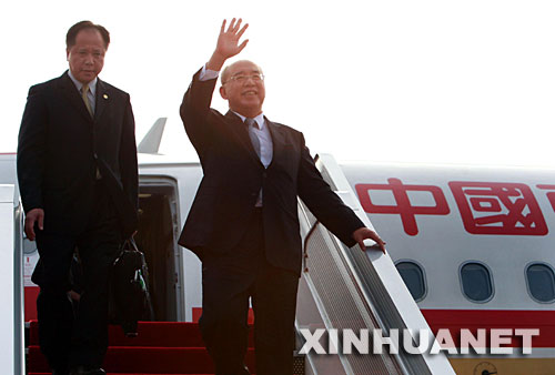 5月26日，中国国民党主席吴伯雄率中国国民党访问团抵达南京禄口机场。 新华社记者庞兴雷摄 