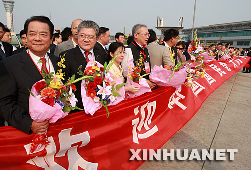 5月26日，在江蘇的臺(tái)商代表前來迎接吳伯雄。 當(dāng)日，中國國民黨主席吳伯雄率中國國民黨訪問團(tuán)抵達(dá)南京祿口機(jī)場(chǎng)。 新華社記者龐興雷攝 