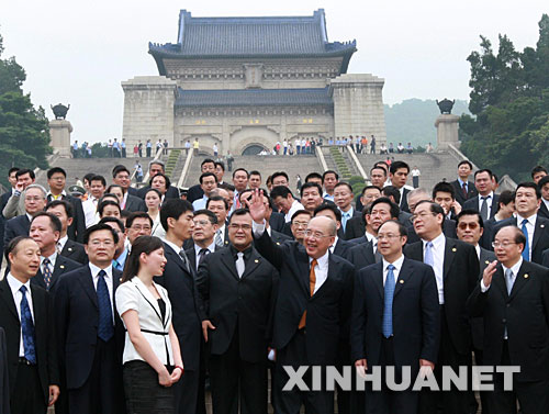  5月27日上午，中国国民党主席吴伯雄率中国国民党大陆访问团在南京拜谒中山陵。这是吴伯雄向欢迎人群招手致意。 