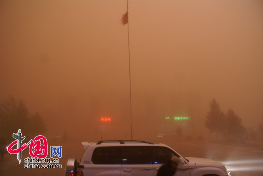 图为27日08时26分在内蒙古锡林郭勒盟东乌珠穆沁旗旗政府大楼门前所拍摄到的景象。 通拉嘎/摄影