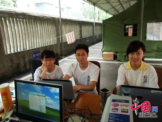 办公室共有3名来自毕马威公司的志愿者，从左到右，分别是志愿者兰航、杨文和陈佳