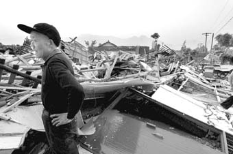 在汶川地震灾区绵竹市汉旺镇，一户受灾的农民家里十几间房屋全部倒塌