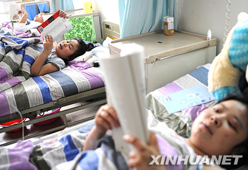 5月23日，三位同班同学在病床上朗读英语单词。
