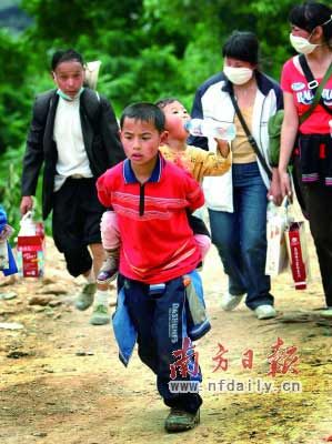16日，当11岁的张吉万背着3岁的妹妹出现在记者镜头前时，这个小哥哥已经背着妹妹走了10多个钟头，在记者帮助下，将他们带到绵阳收容点。