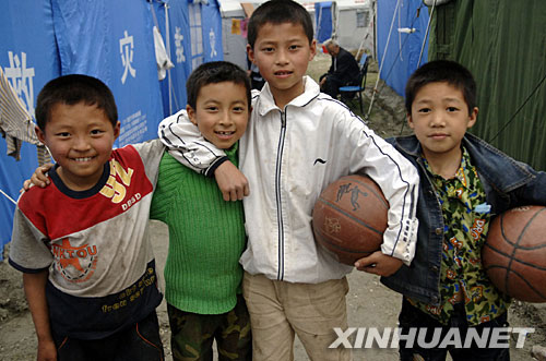 5月24日，中国科学院青年北川希望小学喜爱打篮球的几名小学生在一起合影。
