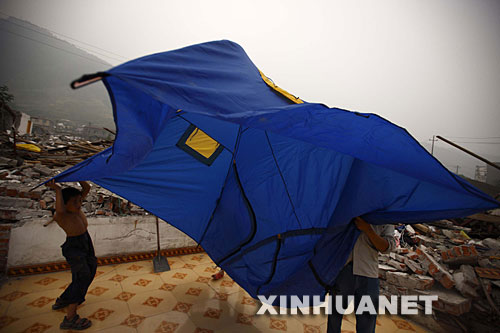 在地震重灾区什邡市蓥华镇，受灾群众学习新技术“搭建帐篷”。 