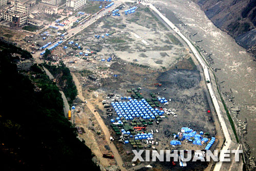 5月21日在地震重灾区映秀镇上空拍摄的帐篷家园。
