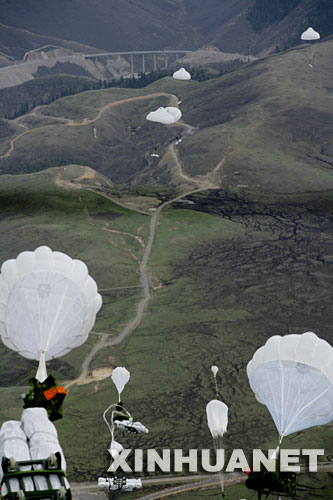 5月22日，空軍某部向地震災區松潘縣尕尼臺、敬元鄉等8個地區空投食品、帳篷、棉被等救災物資。