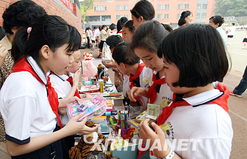 5月26日，北京市东城区史家胡同小学的同学捐出自己的文具义卖。 