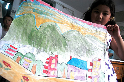 5月25日，河南周口市的小书画爱好者展示自己为灾区重建家园描绘的“蓝图”。