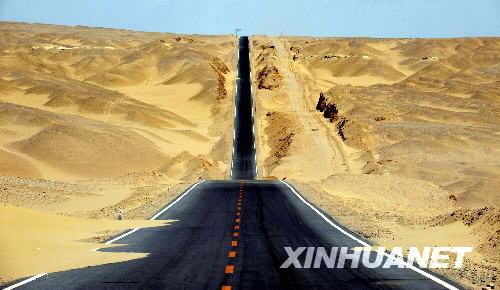 一条公路在柴达木盆地沙漠深处延伸