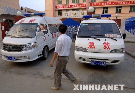 5月27日，陕西省宁强县医院门口停放的救护车随时待命。 当日，陕西省宁强县发生5.7级余震。