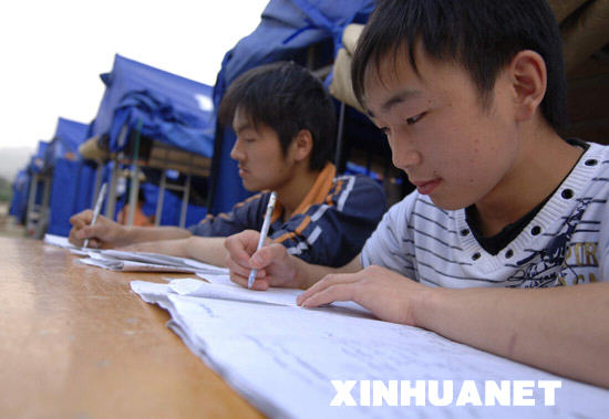 5月27日，陕西省宁强县一中高三年级的学生在临时校舍学习。