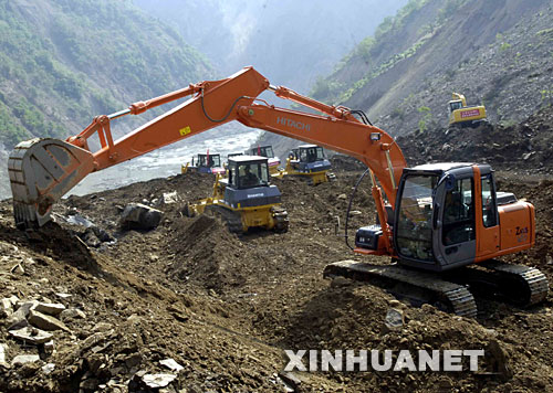 5月27日，大型工程车在北川唐家山堰塞湖抢险现场作业。