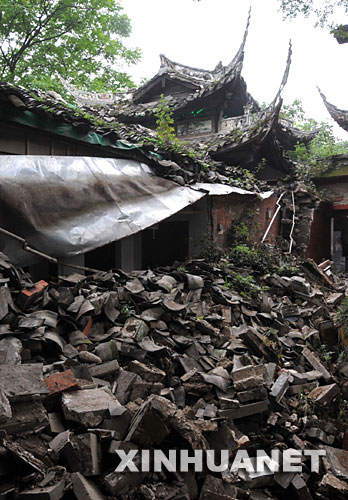 这是地震后的都江堰景区伏龙观（5月26日摄）。