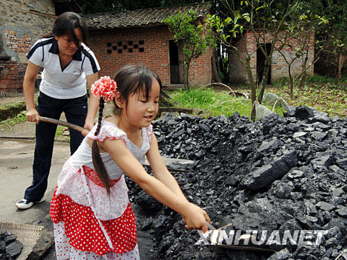 5月27日，高雅倩在帮母亲方友兰做家务。