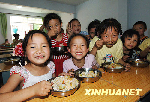 5月27日，高雅倩和同学们一起在学校吃中饭。
