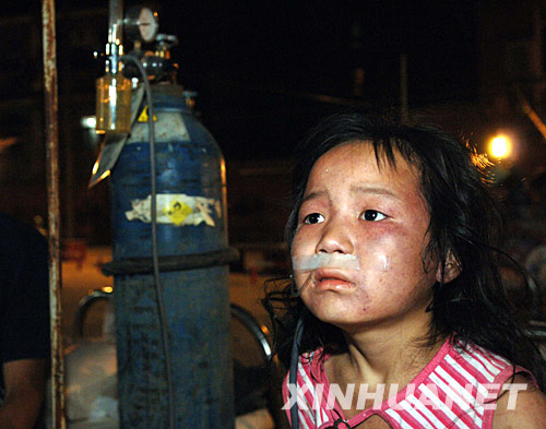 5月13日凌晨，一名受伤小学生在重庆市梁平县人民医院设在户外的临时病房内接受治疗。