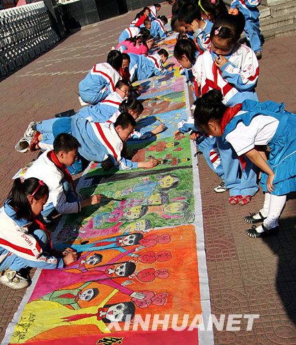5月26日，吉林市船营区第十一小学的学生用画笔为灾区小朋友画“新家”。