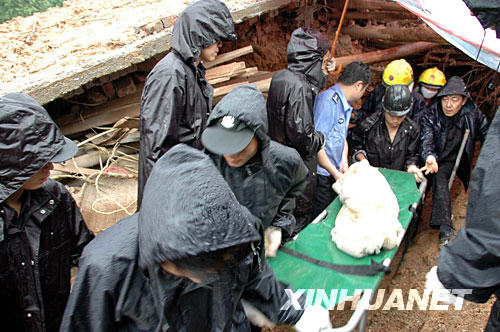 5月28日，公安民警、消防人员在江西宜春袁州区水江乡山体滑坡现场搜救被困人员。