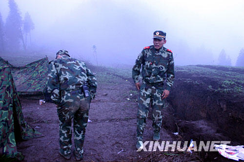 5月25日下午，在空中通道迟迟无法打通的情况下，武警水电部队紧急派出500名官兵连夜徒步挺进唐家山。