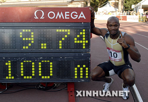 2007年9月9日，牙買加選手鮑威爾在記分牌前慶祝。當日，在義大利舉行的國際田聯大獎賽中，鮑威爾以9秒74的成績刷新了由他本人保持的男子百米世界紀錄。