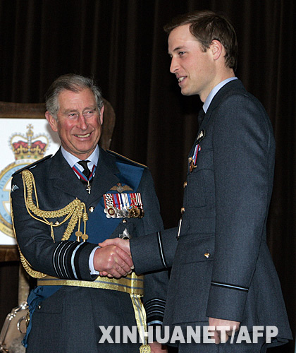 威廉王子在接受查爾斯王子頒發的勳章