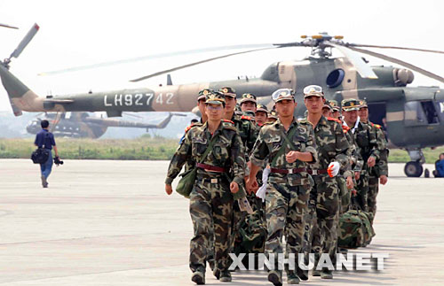 5月31日，在唐家山堰塞湖抢险的部分武警水电官兵抵达绵阳机场。