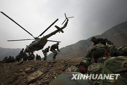 5月31日，水电官兵准备搭乘直升飞机撤离。