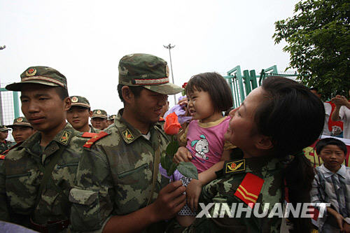 5月31日，从唐家山堰塞湖撤离的水电官兵抵达绵阳后受到欢迎。