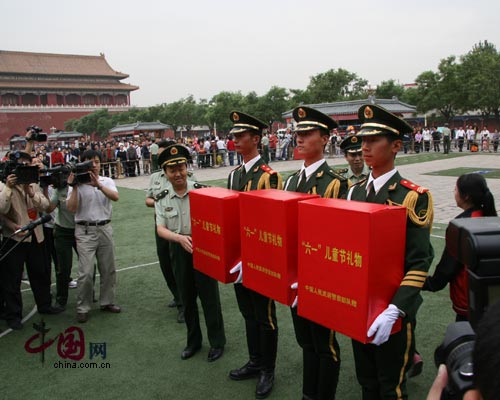主题日活动:全国妇联领导和孩子们一起过六一 主题日活动:全国妇联领导和孩子们一起过六一