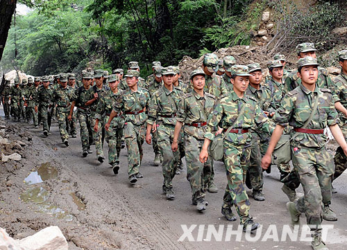 6月6月1日，在汶川縣映秀鎮，解放軍官兵前往指定區域搜尋失事直升機。