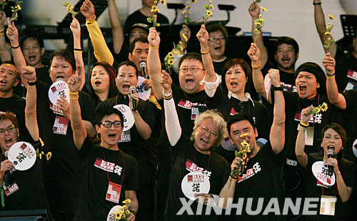 6月1日，艺人在义演中高喊“四川加油”“中国加油”的口号。