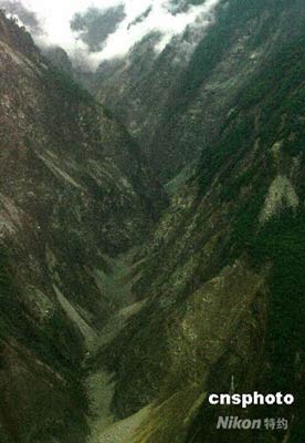 飞机出事地域位于高山峡谷地震带，森林茂密，搜救难度很大。