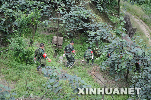 6月2日，当地民兵在都江堰市赵公山附近搜寻5月31日失事的直升机。 